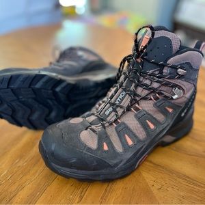 LIKE NEW Salomon Hiking Boots